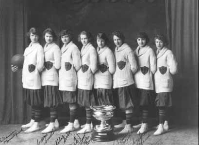 A black and white photo of a women's basketball team, featuring women's basketball hall of fame members.