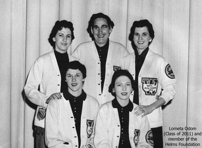 A black and white photo of a group of women, who are all women's basketball hall of fame members, posing for a picture.